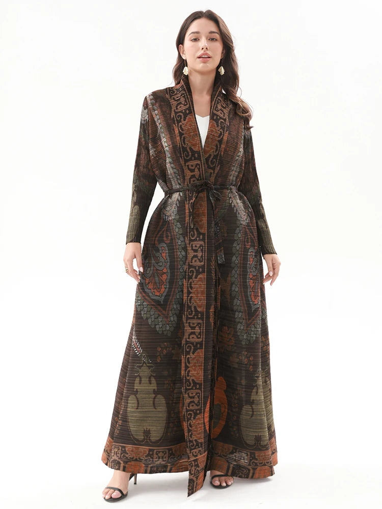 Una mujer modela un vestido vintage de estampado marrón oscuro largo con cuello desmontable y cinturón ajustable.