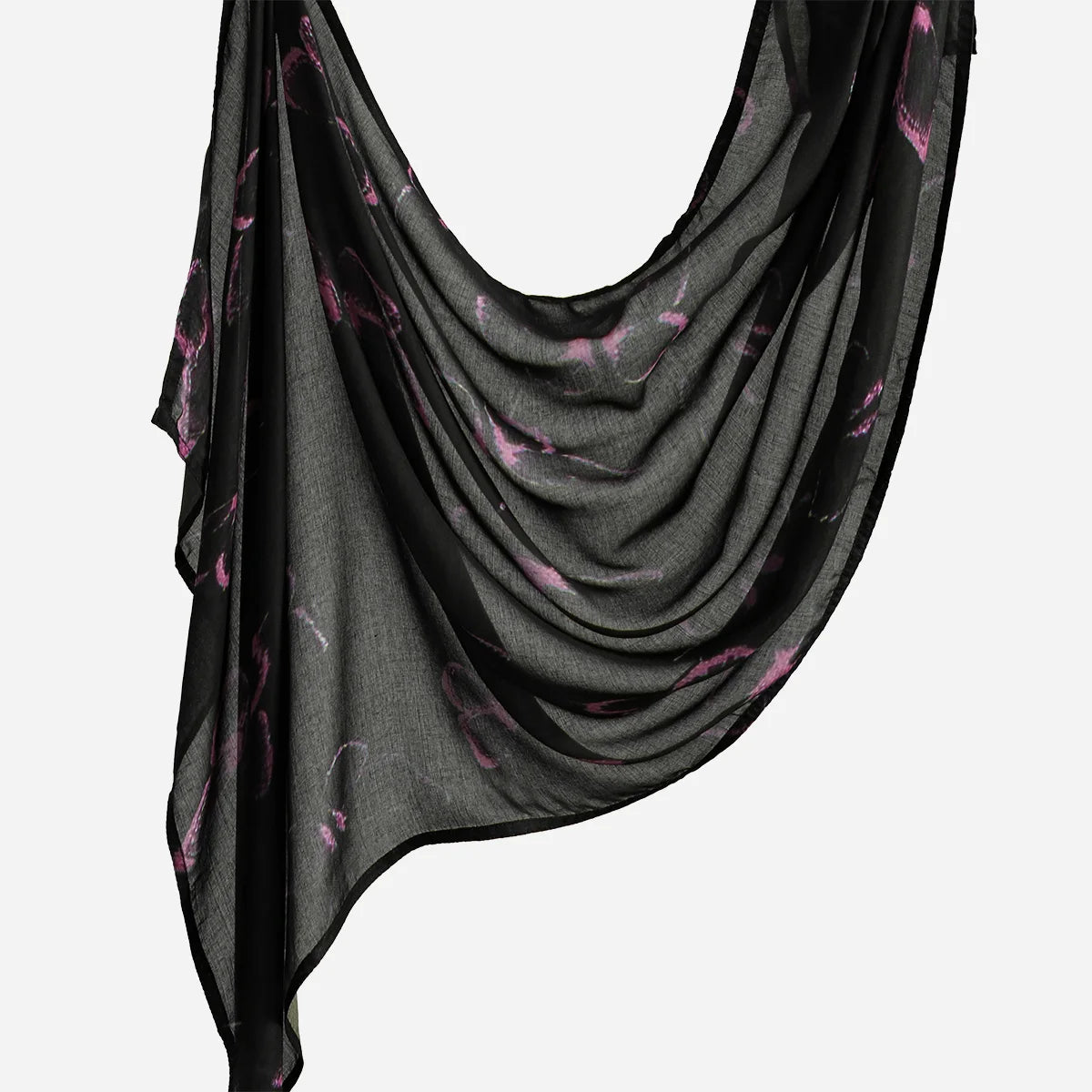 Hijab foulard en tissu noir transparent avec imprimé floral rose, drapé élégamment