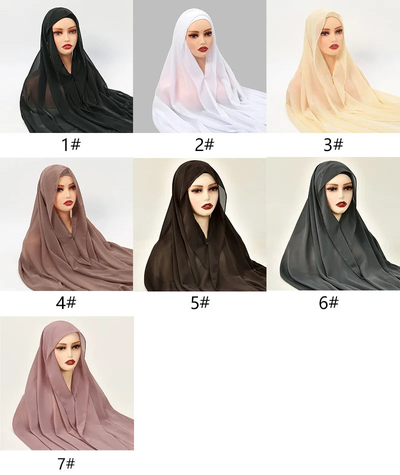 Sieben Varianten des sofort tragbaren Chiffon-Hijabs in Schwarz, Weiß, Beige, Braun und Mauve auf einem Model.
