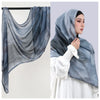 Eine Frau trägt einen Aquarell-Ombré-bedruckten Rayon-Modal-Hijabschal mit Grau- und Blauton-Verlauf.