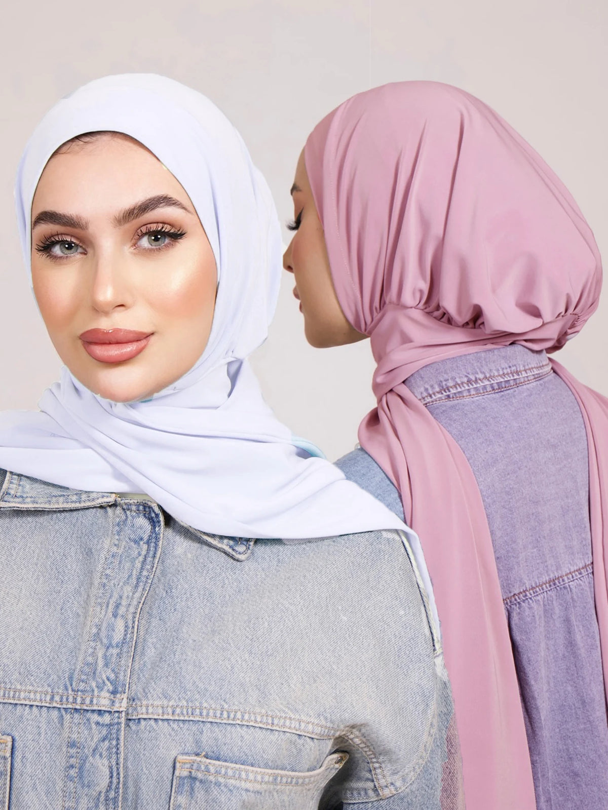 Una mujer vistiendo un hiyab azul claro instantáneo y un hiyab rosa, vista de perfil.
