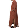 Mann trägt einen lockeren, terrakottafarbenen islamischen Jubba Thobe Kaftan mit einem Schlitz vorne.