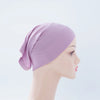 Lila Bambus-Jersey-Turban-Kappe auf einem Mannequin-Kopf.
