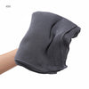 Un châle foulard en crinkle rayonne gris plié sur le bras d'une personne.