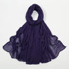 Étole en crêpe rayon violet profond nouée, drapée élégamment.