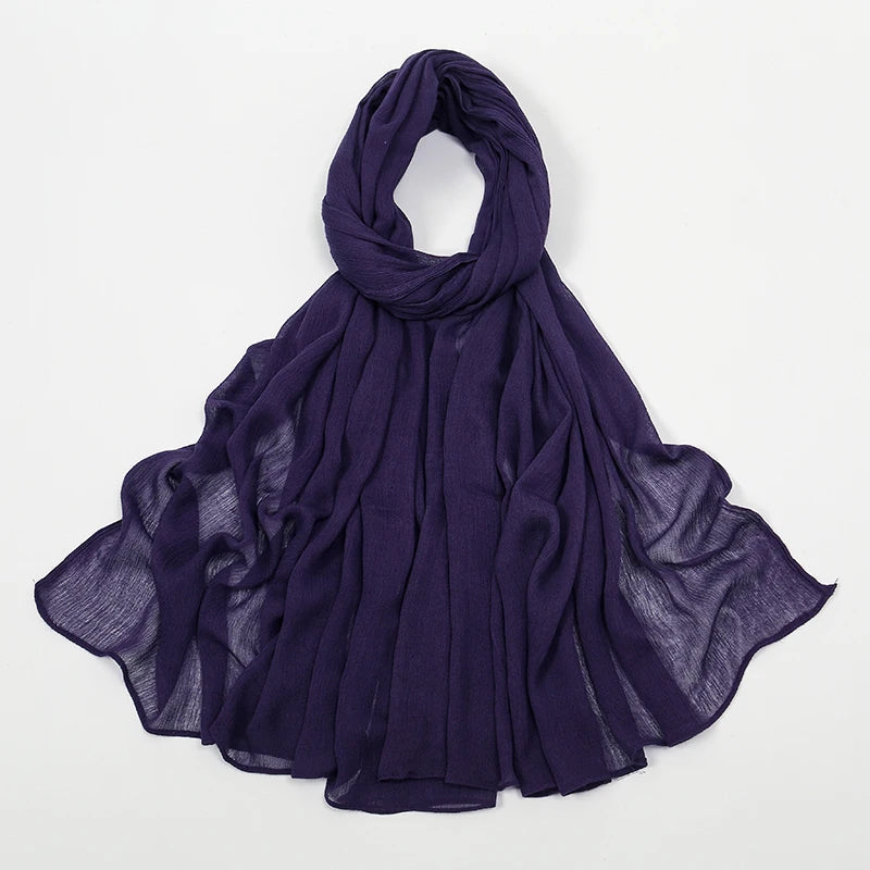 Étole en crêpe rayon violet profond nouée, drapée élégamment.