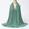 Elegantes, sattes Salbeigrün-Chiffon-Hijab-Tuch um einen Mannequin-Hals drapiert