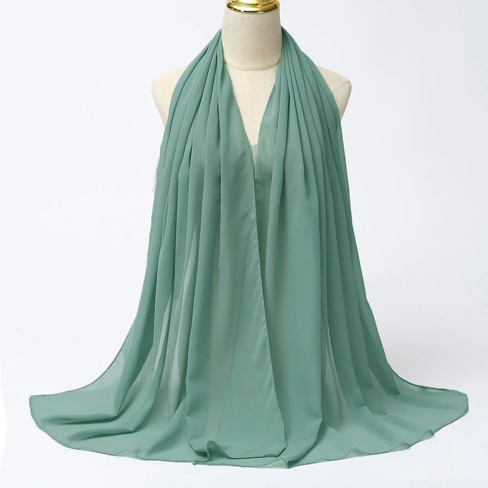 Elegantes, sattes Salbeigrün-Chiffon-Hijab-Tuch um einen Mannequin-Hals drapiert