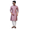 Un homme portant un kurta à motif rose et des lunettes de soleil.