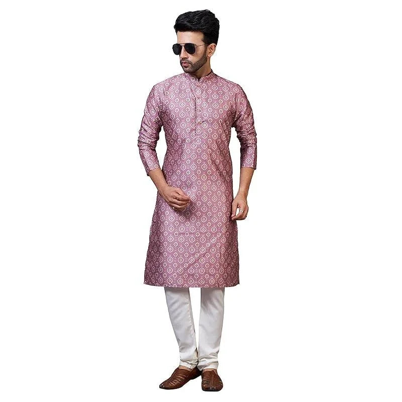 Un homme portant un kurta à motif rose et des lunettes de soleil.