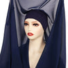 Model trägt einen dunkelblauen Chiffon-Hijab mit einer Magnetverschlüsse, drapiert über Kopf und Schultern.