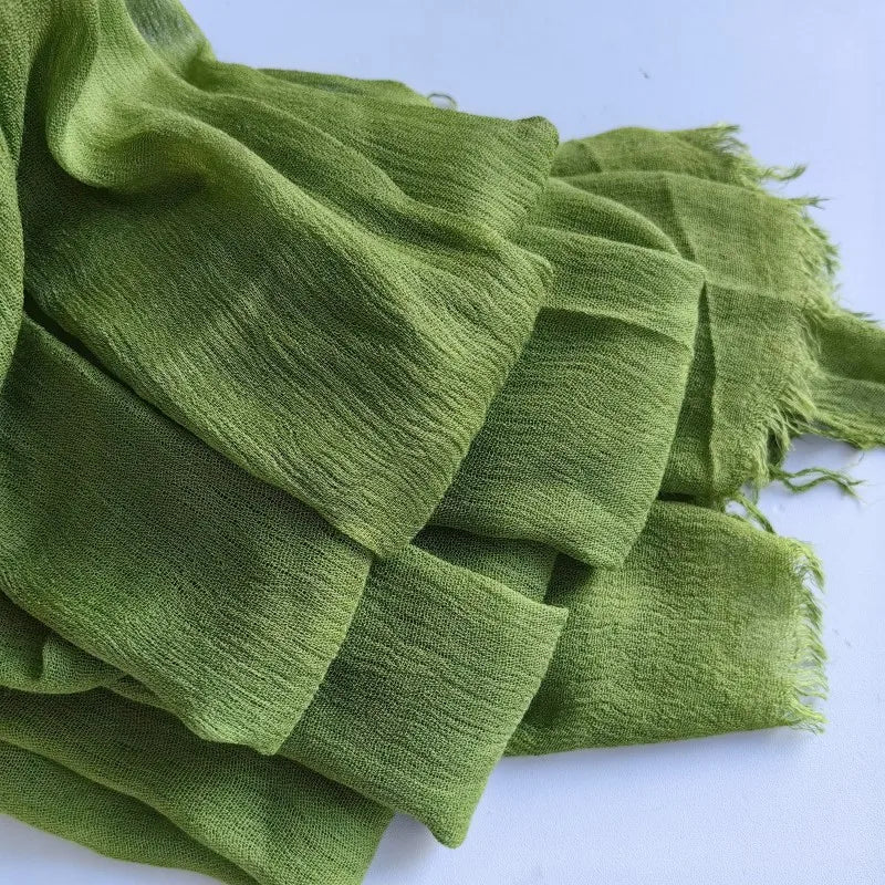 Pile de foulards de hijab en viscose coton doux vert olive avec pompons