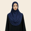 Une femme portant un foulard turban en tissu instantané coton chanvre bleu marine et un haut noir.