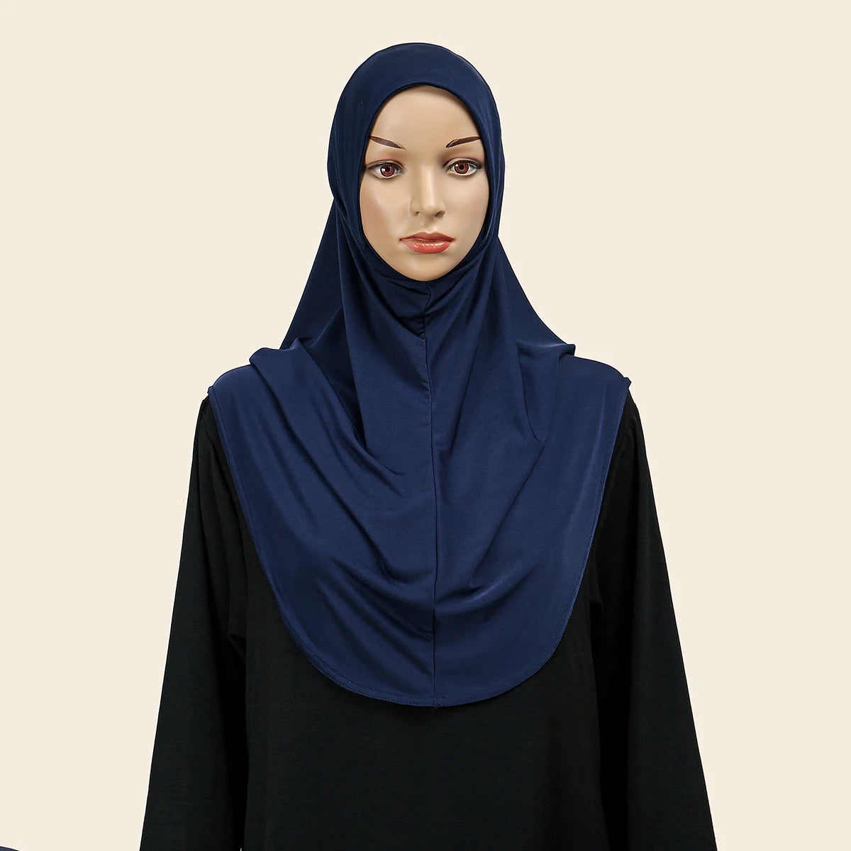 Une femme portant un foulard turban en tissu instantané coton chanvre bleu marine et un haut noir.