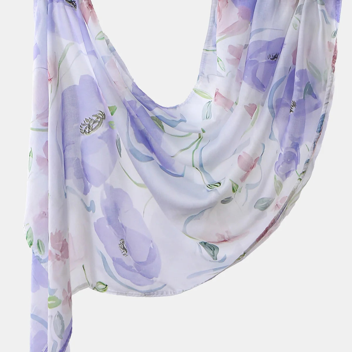 Fließender lilafarbener und rosa floraler Hijab-Schal aus hochwertigem Baumwoll-Viskosegewebe.
