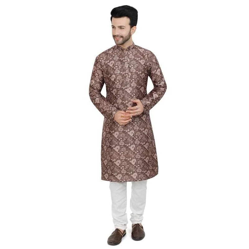 Un homme portant une robe abaya de luxe ethnique à motifs marron.