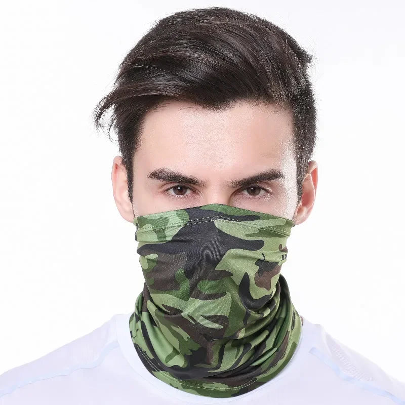 Ein Mann trägt eine Tarn-Gesichtsmaske um den Hals vor weißem Hintergrund.