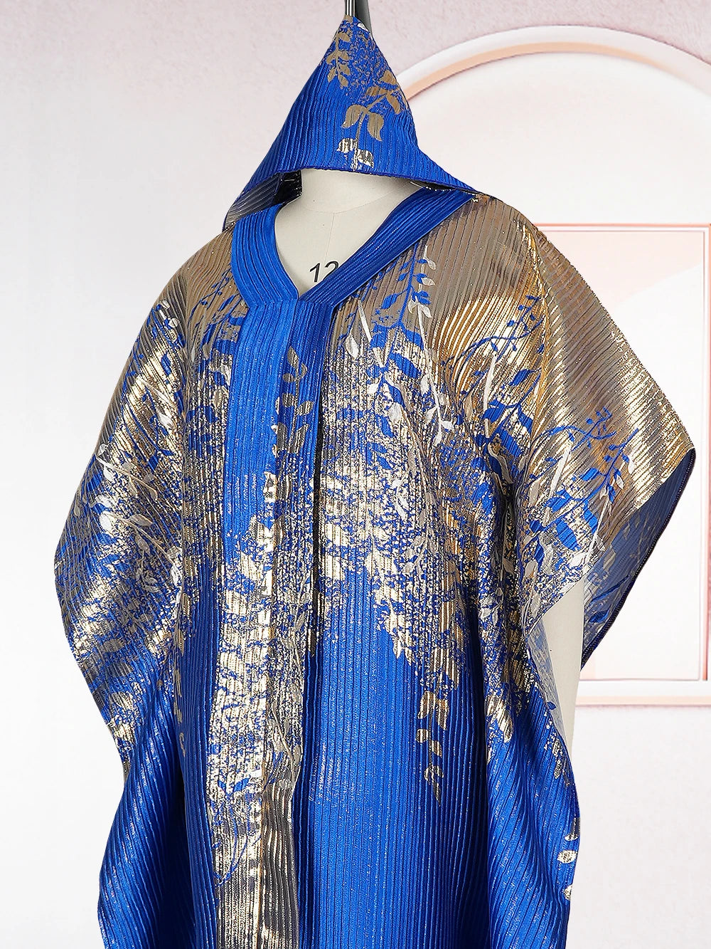 Blondes traditionelles afrikanisches Dashiki Maxi-Kleid mit Goldstickerei und passender Kapuze
