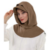 Une femme portant un bonnet hijab couvrant marron et un haut blanc.