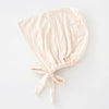 Helles beige mehrfarbiges inneres Hijab-Bonnet, gefaltet und gebunden