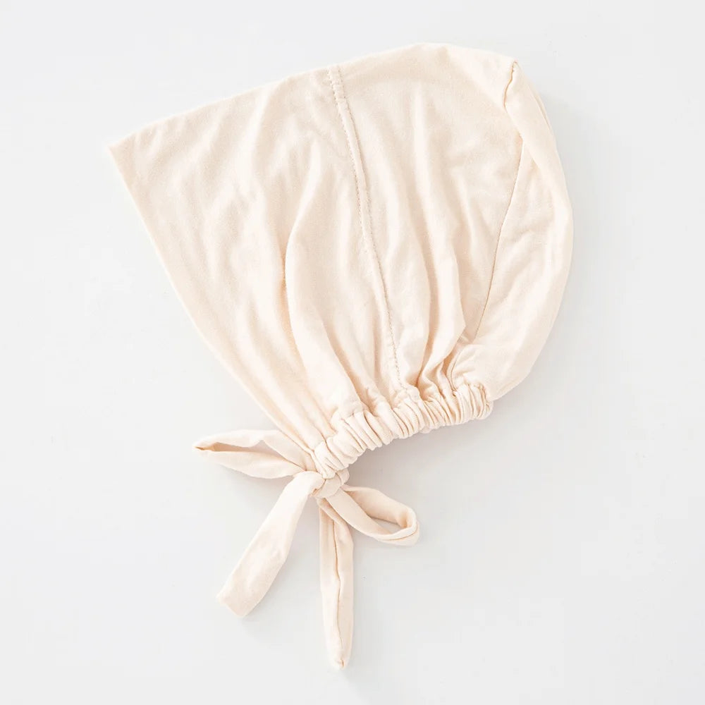 Helles beige mehrfarbiges inneres Hijab-Bonnet, gefaltet und gebunden