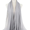 Silberner Chiffon-Hijab-Schal über einem Mannequin drapiert.