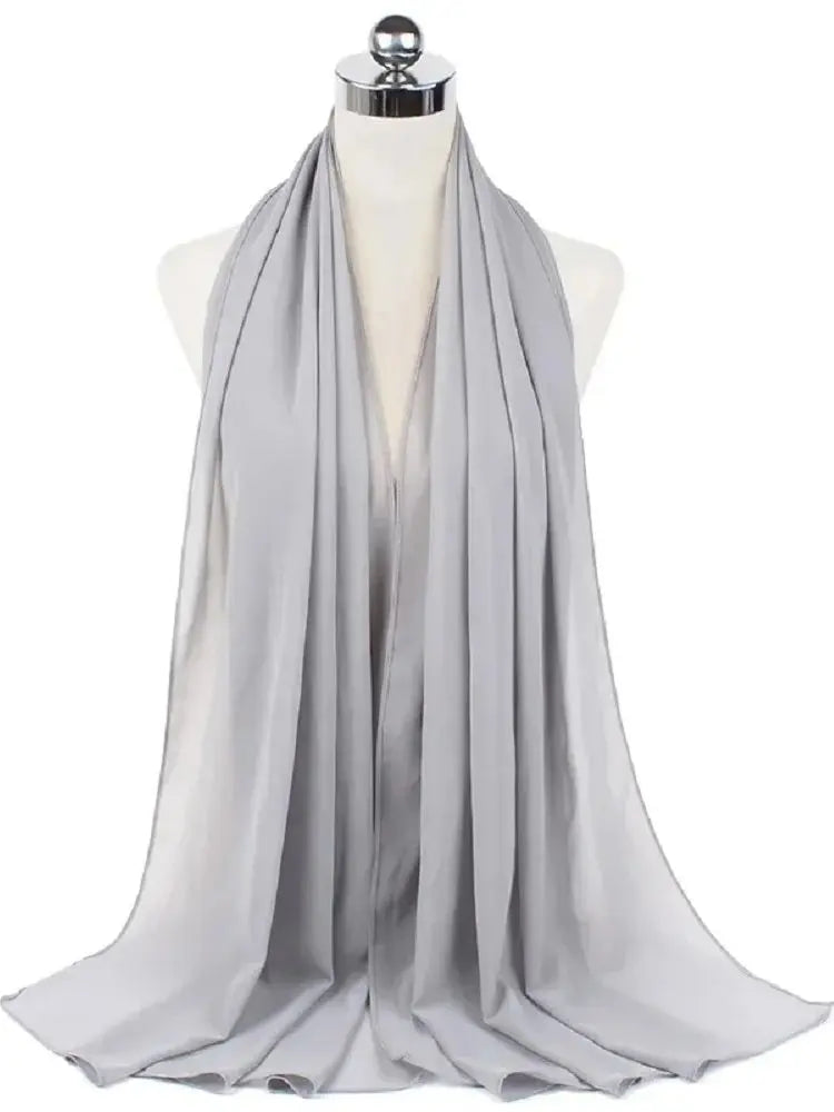Silberner Chiffon-Hijab-Schal über einem Mannequin drapiert.