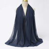 Dunkelblaue Chiffon-Hijab-Schal elegant über einem Mannequin drapiert.