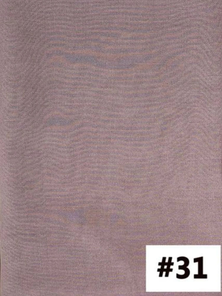 Gros plan d'un foulard modal mauve multicolore avec le numéro 31 imprimé dans le coin.