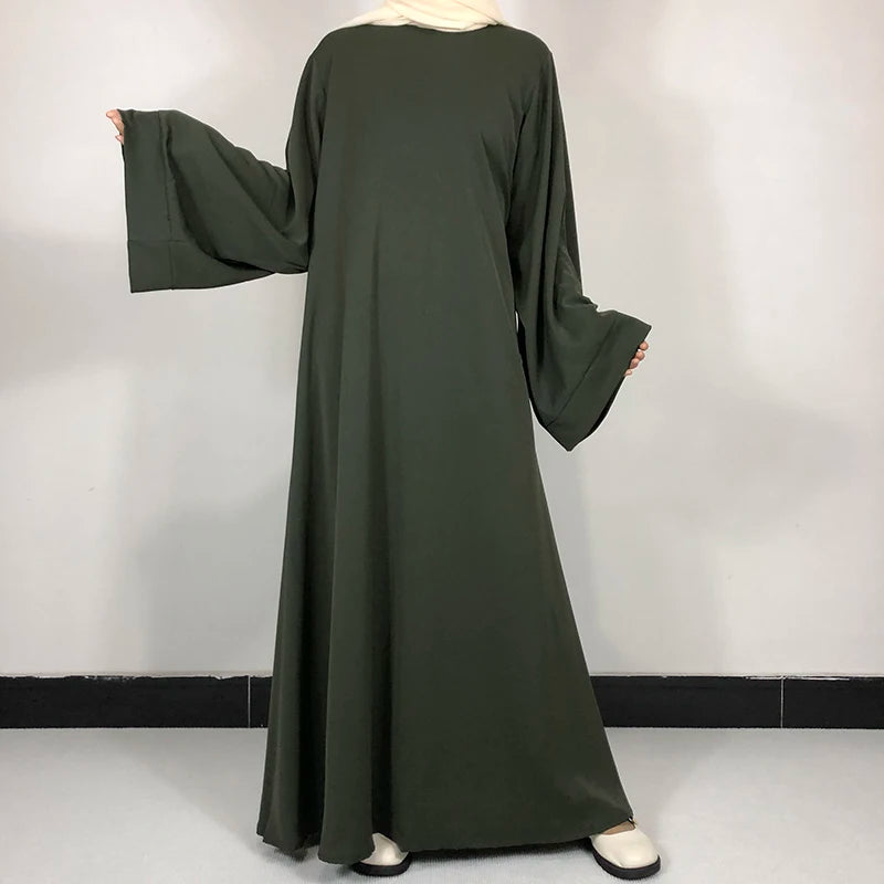 Robe Nida Abaya olive foncé, vue de dos portée par une mannequin.
