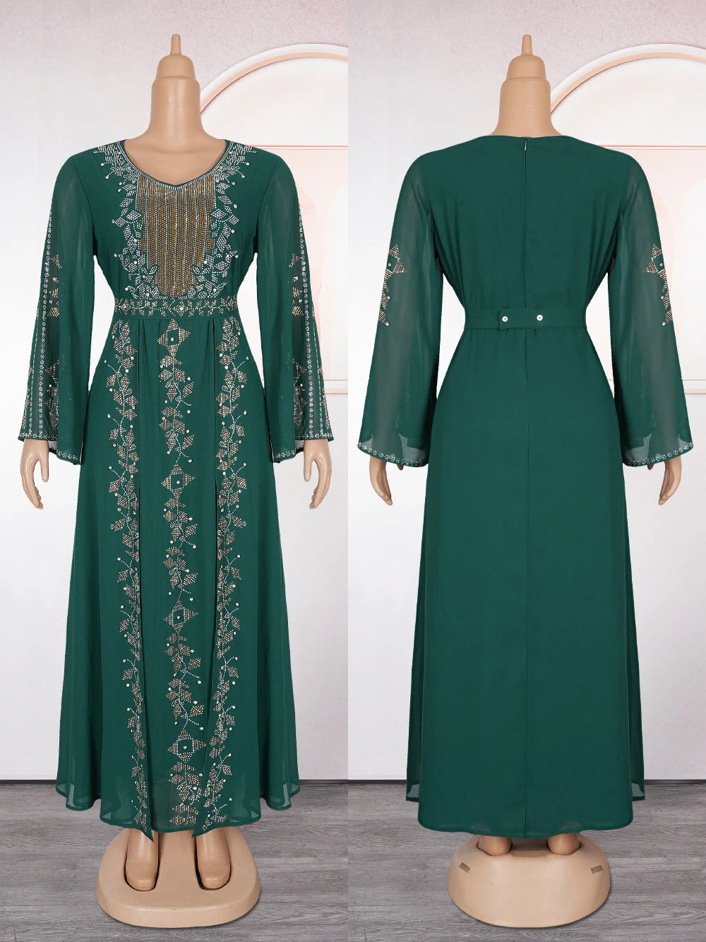 Ein langes smaragdgrünes Chiffon-Abaya-Kleid mit langen Ärmeln und aufwendiger Stickerei auf einem Mannequin.