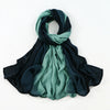 Écharpe hijab en rayon dégradé bleu sarcelle foncé et noir, drapée élégamment.