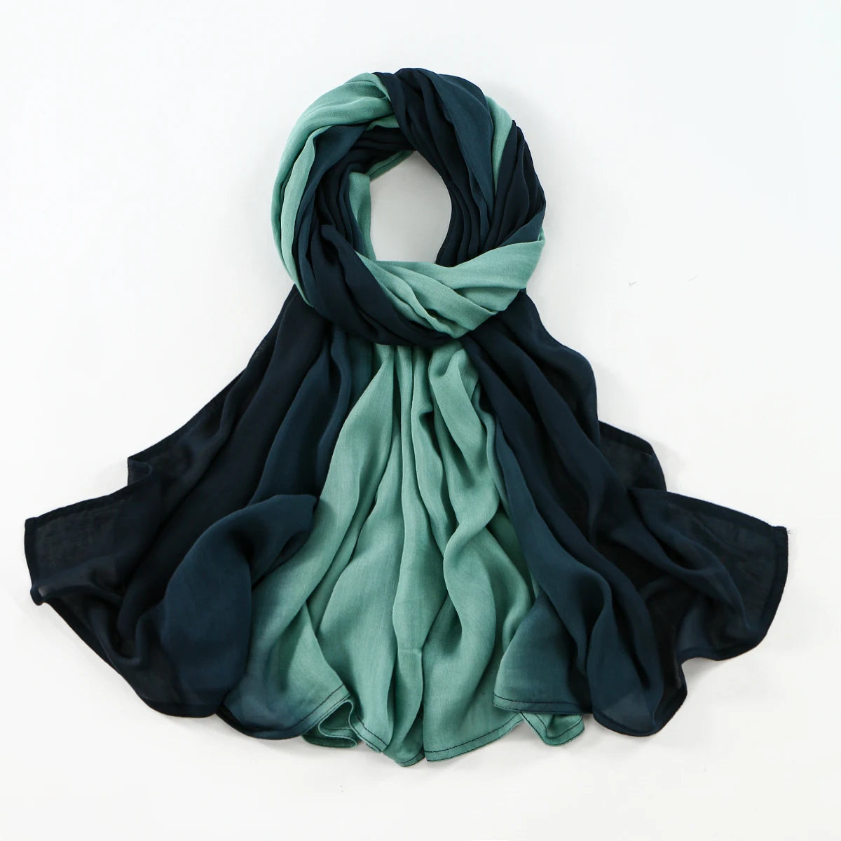 Écharpe hijab en rayon dégradé bleu sarcelle foncé et noir, drapée élégamment.