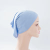 Helle blau-grüne Bambus-Jersey-Turban-Kappe auf einem Mannequin-Kopf.