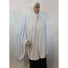 Un pañuelo o bufanda de hiyab de jersey blanco oversize drapeado sobre la cabeza y los hombros de un maniquí.