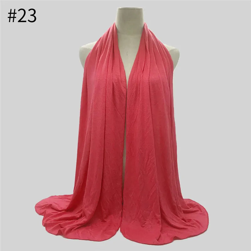 Helles Korallrosa Modal-Jersey-Hijab-Schal, drapiert um einen Mannequin.