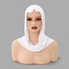 Eine Mannequin zeigt einen weißen Hijab-Schal, der um Kopf und Hals drapiert ist.