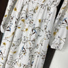 Weißes Maxi-Kleid mit bohemem Blumenmuster in gedämpften Grüntönen, Blautönen und Braun