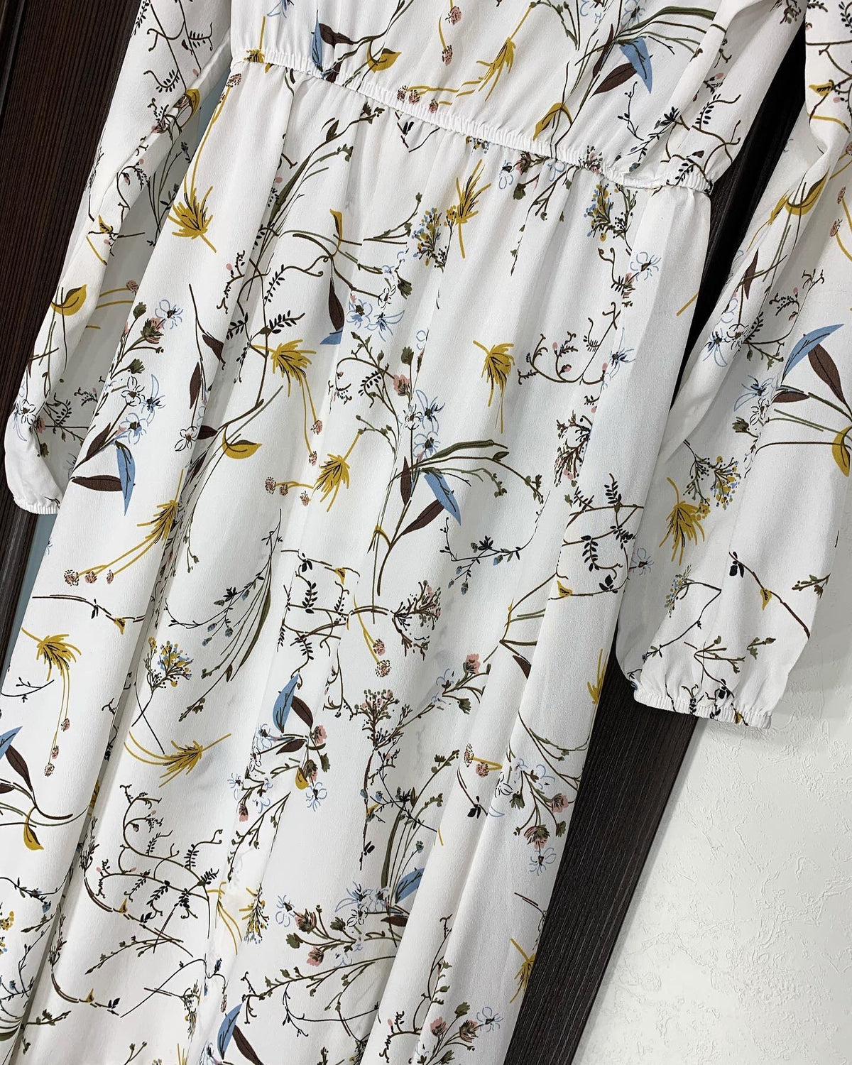 Weißes Maxi-Kleid mit bohemem Blumenmuster in gedämpften Grüntönen, Blautönen und Braun