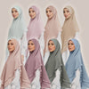 Fünf Modelle zeigen verschiedene Farbtöne von doppelschichtiger Chiffon Instant-Hijab-Schals.