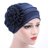 Dunkelblaue, bestickte, blumige Hijab-Turbanmütze auf dem Kopf eines Models.