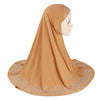 Mujer vistiendo un pañuelo hijab floral de pedrería color terracota