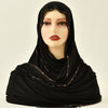 Una mujer vistiendo un pañuelo tipo hijab de jersey de algodón con brillo negro glitter