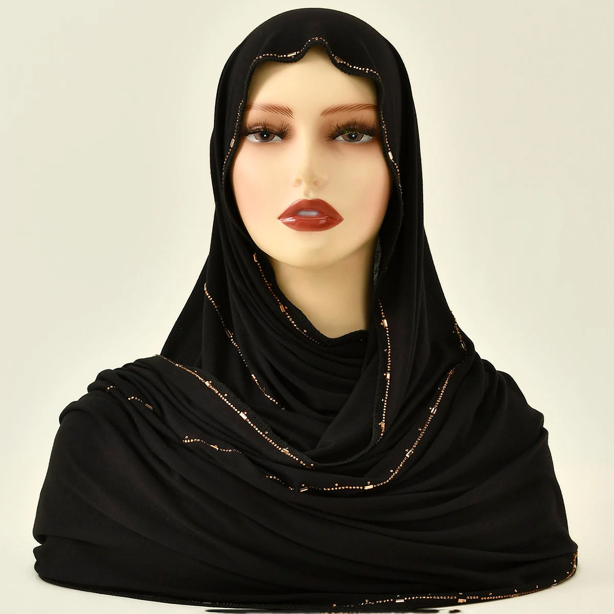 Una mujer vistiendo un pañuelo tipo hijab de jersey de algodón con brillo negro glitter