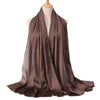 Gefaltener brauner Satin-Crinkle-Hijab-Schal auf einem Mannequin.