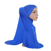 Una mujer vistiendo un pañuelo de hijab de algodón modal azul brillante.