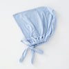Hellblaue Schleier-Bindung, Innihجاب-Bonnet, gefaltet auf einer weißen Oberfläche.