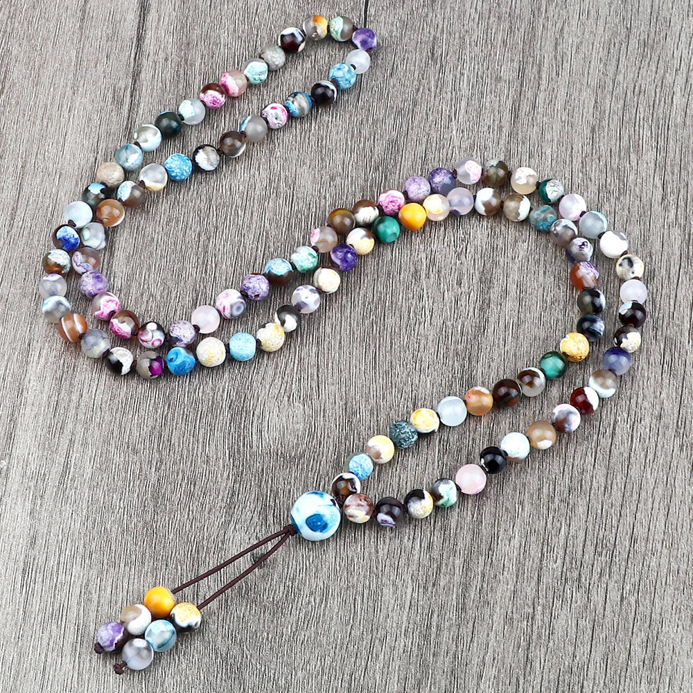 Eine Kette aus Natursteinchen in verschiedenen Blautönen, Violett- und Brauntönen.