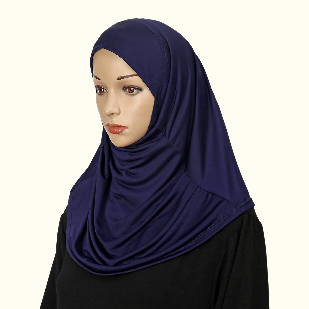 Eine Frau trägt einen tiefindigo gefalteten, sofort einsatzbereiten Hijab mit einem schwarzen Oberteil.