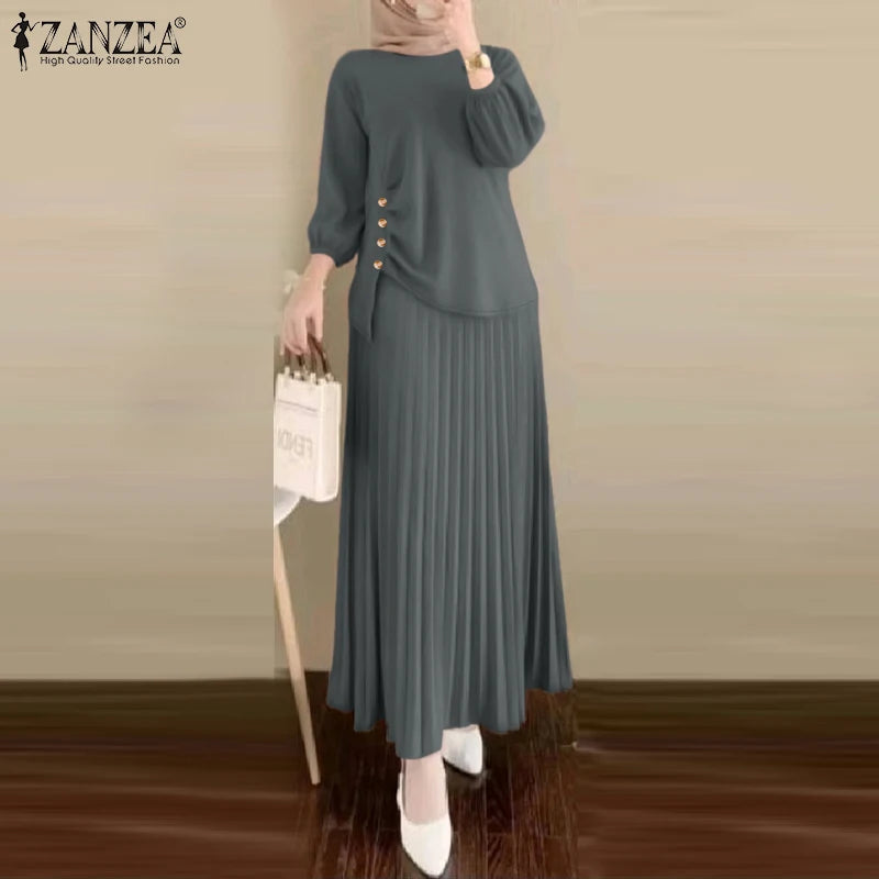 Une femme portant une tenue assortie de robe musulmane longue à manches longues, couleur vert olive ou bleu poussiéreux.